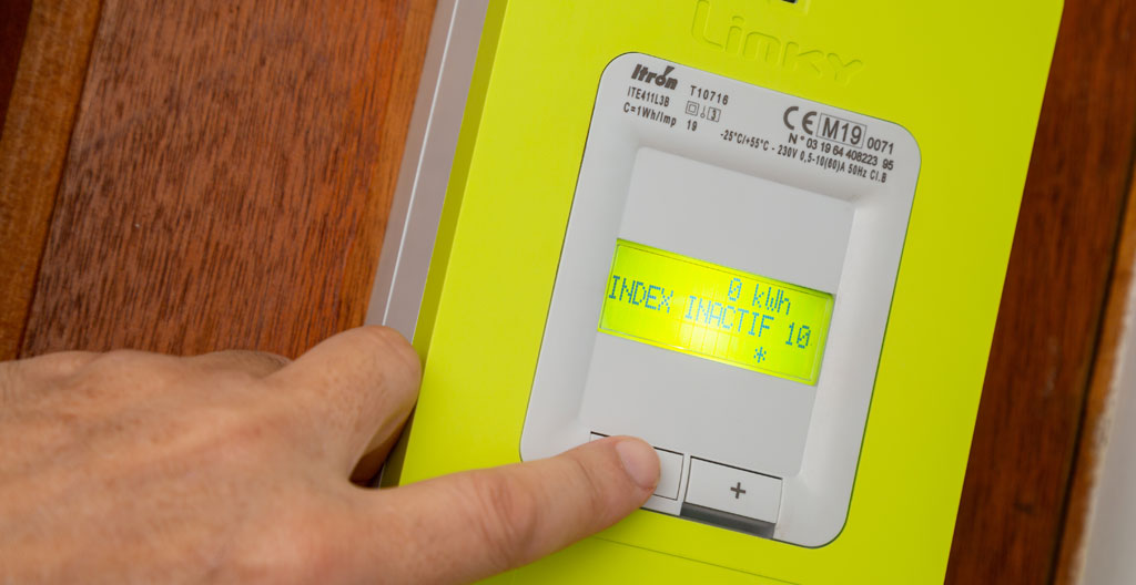 Compteur Linky affichant la puissance souscrite dans un local professionnel